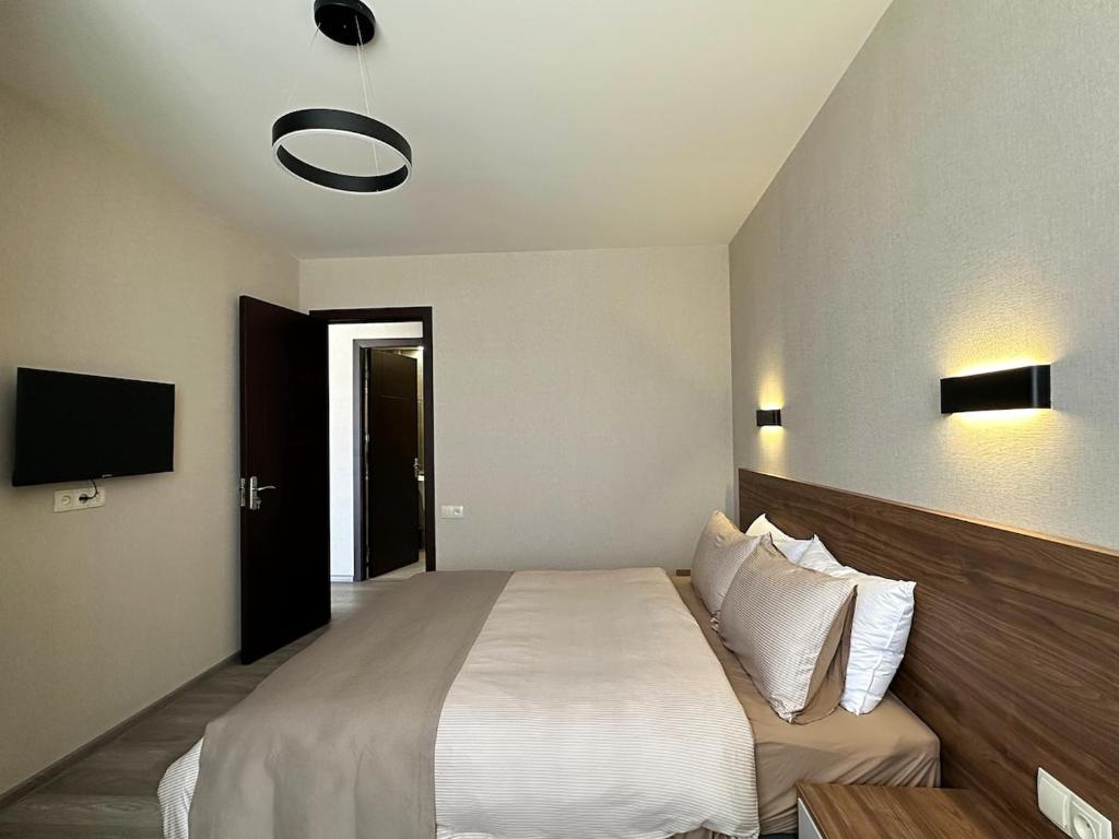 Voodi või voodid majutusasutuse Crystal Loft Block C Apartment with views toas