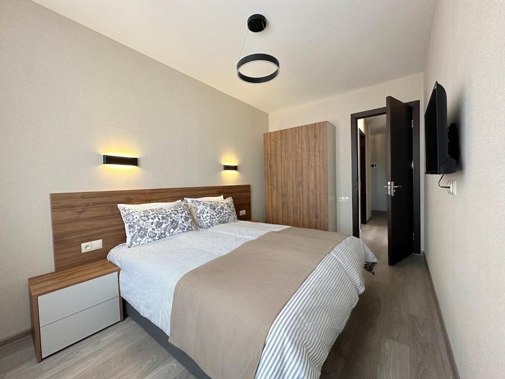 Voodi või voodid majutusasutuse Crystal Loft Block C Apartment with views toas