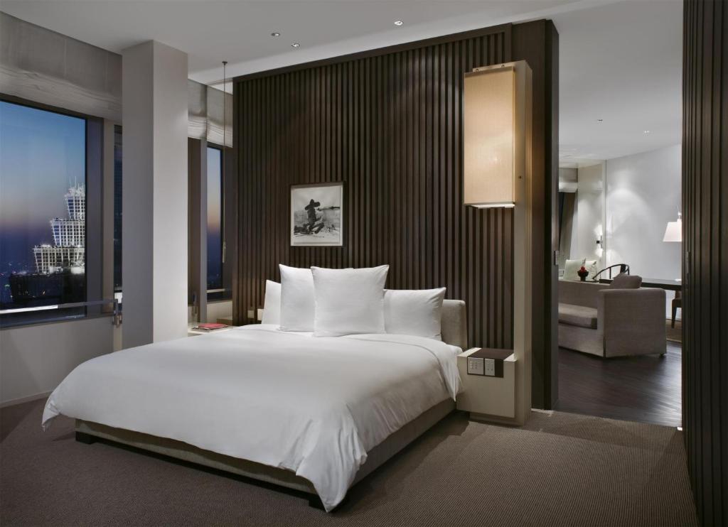 Postel nebo postele na pokoji v ubytování Park Hyatt Shanghai