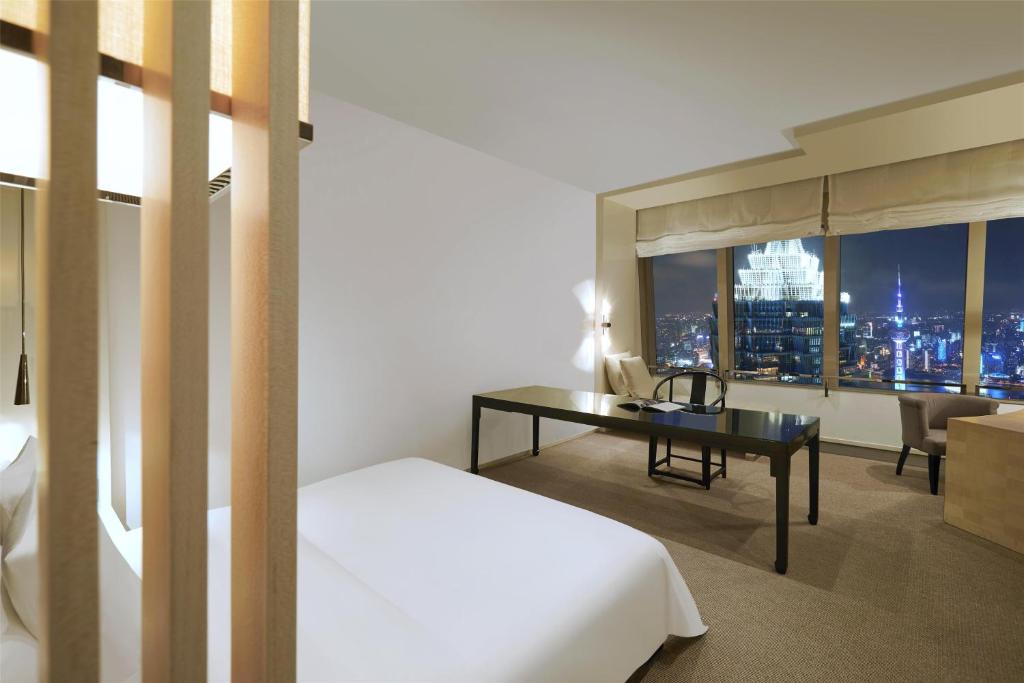 Postel nebo postele na pokoji v ubytování Park Hyatt Shanghai
