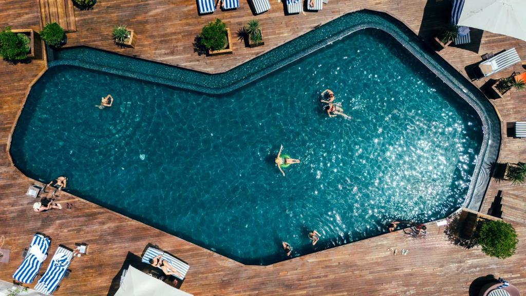 Бассейн в Radisson Blu Hotel Batumi или поблизости