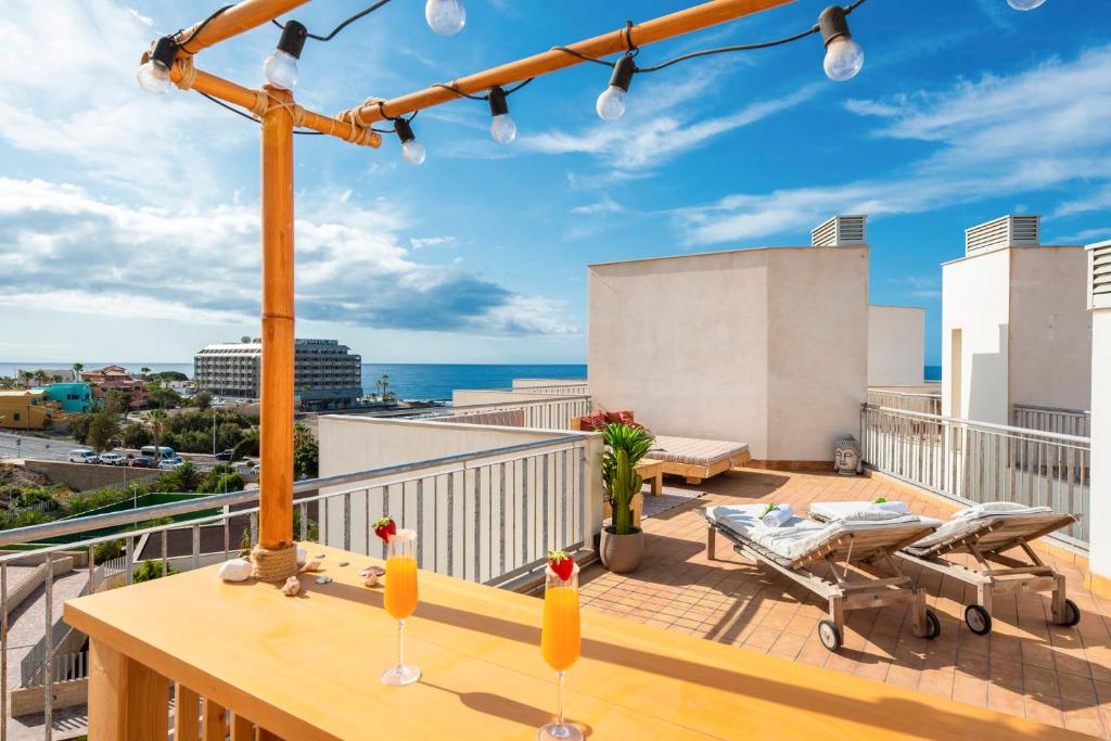 balkon ze stołem i napojami w obiekcie MEDANO4YOU Casa Toya w mieście El Médano
