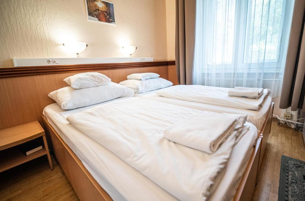 Postel nebo postele na pokoji v ubytování Tisza Hotel