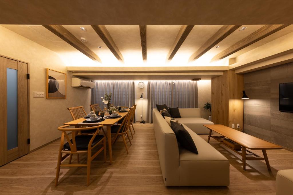 Posezení v ubytování PREMIER suite Shinjuku West 3F 4F