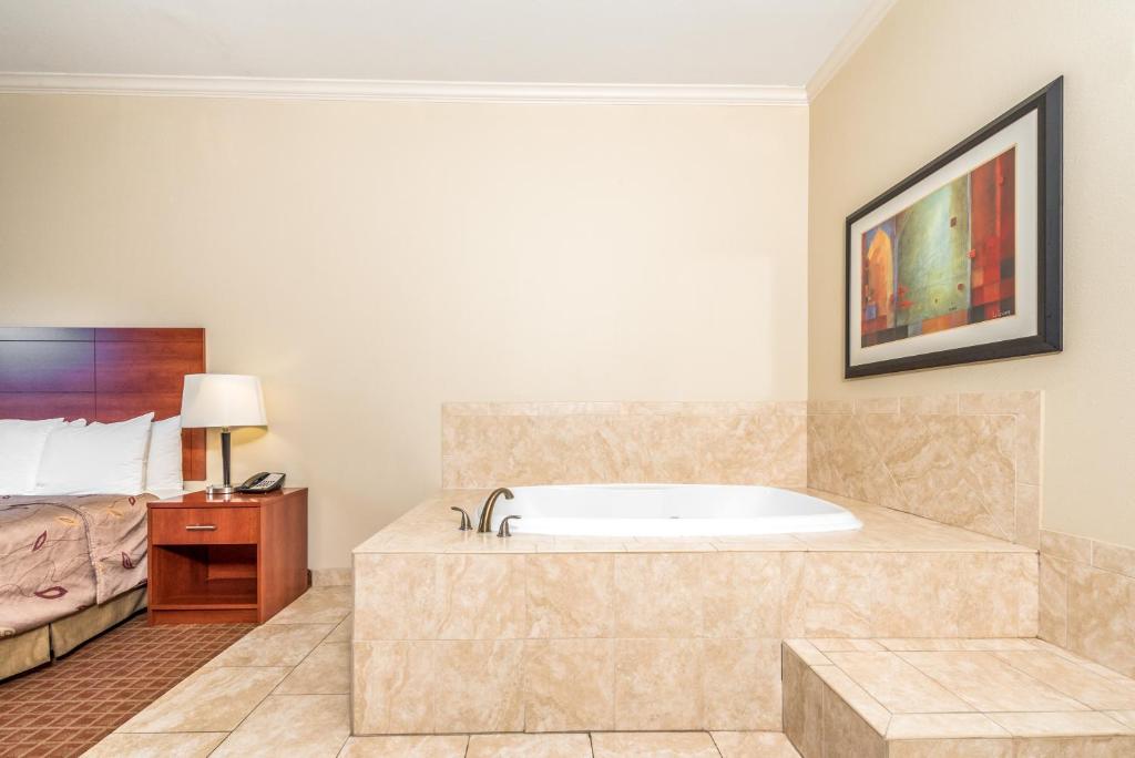 Ramada by Wyndham College Station photo