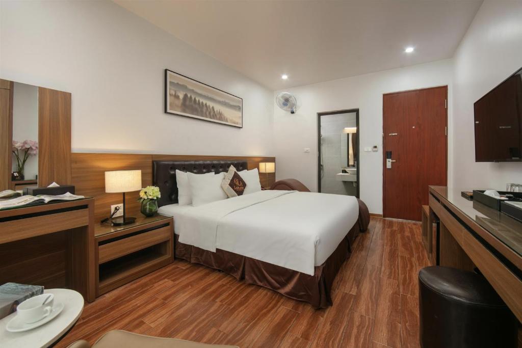 Postel nebo postele na pokoji v ubytování Lam Anh Hotel 2 Dương Nội Hà Đông