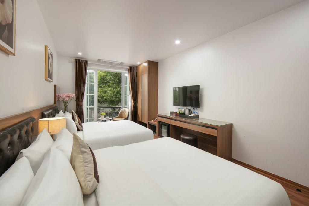 Postel nebo postele na pokoji v ubytování Lam Anh Hotel 2 Dương Nội Hà Đông