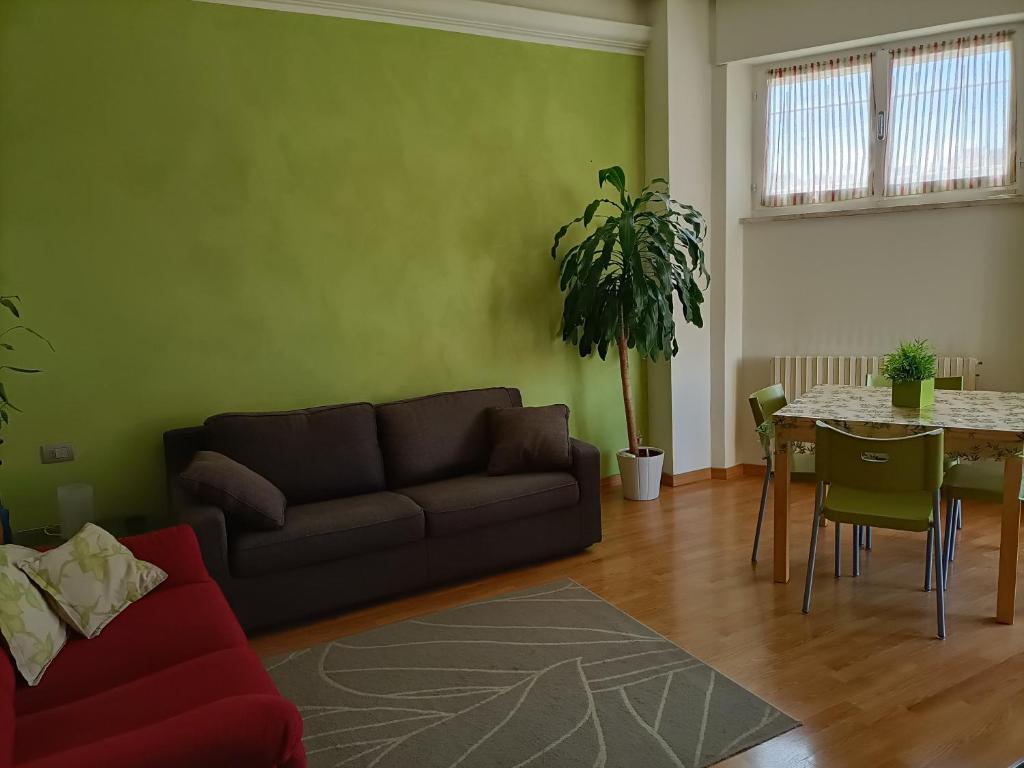 un salon avec un canapé et une table dans l'établissement Stella Marina, à Porto San Giorgio