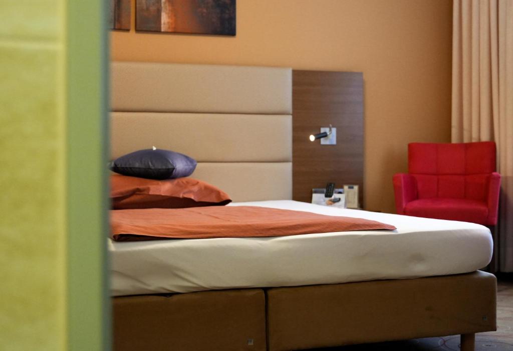 Postel nebo postele na pokoji v ubytování Hotel Blauer Engel