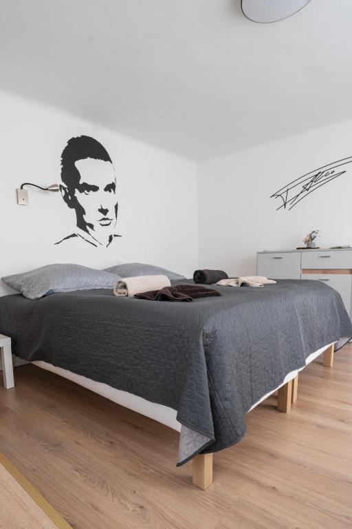 Postel nebo postele na pokoji v ubytování revLIVING Apartments Gars am Kamp