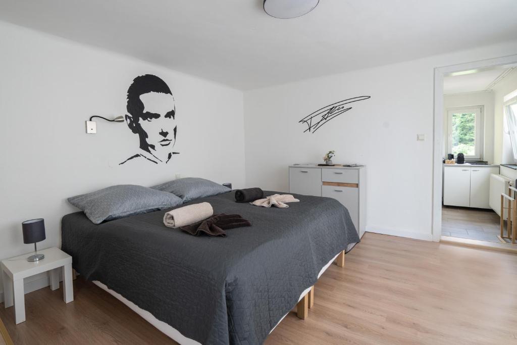 Postel nebo postele na pokoji v ubytování revLIVING Apartments Gars am Kamp