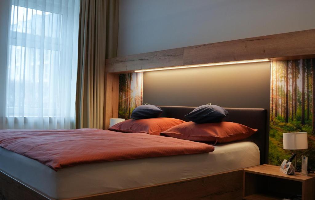 Postel nebo postele na pokoji v ubytování Hotel Blauer Engel