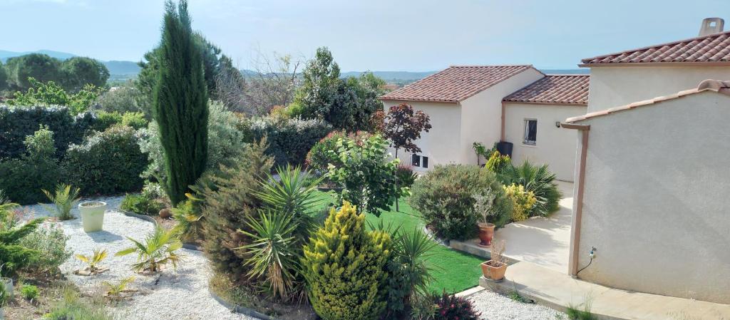 une image d'un jardin planté d'arbres et de plantes dans l'établissement Maison dans le sud au calme avec extérieur, à Ferrals-lès-Corbières