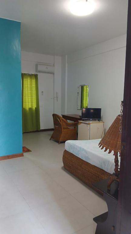 Rúm í herbergi á Reef Hostel