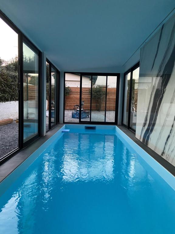 Bazén v ubytovaní Agréable maison de ville avec une belle terrasse alebo v jeho blízkosti