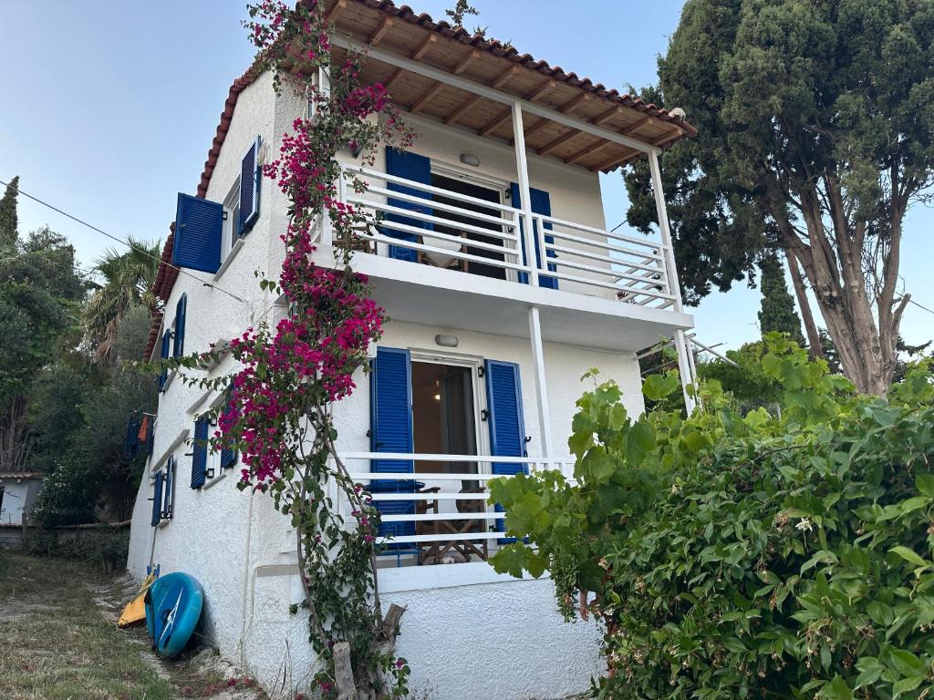 Το κτήριο όπου στεγάζεται  η παραθεριστική κατοικία