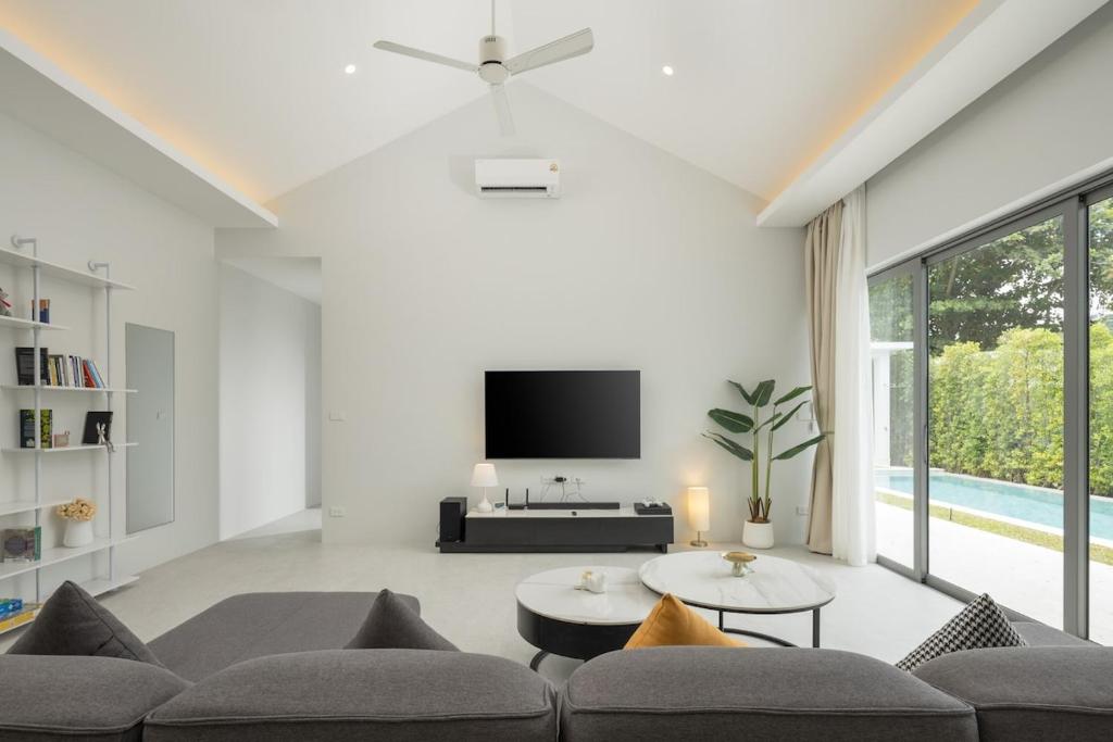 a living room with a couch and a tv at Silk Villa - 3 Bedrooms - Pool - Central Area in Bophut