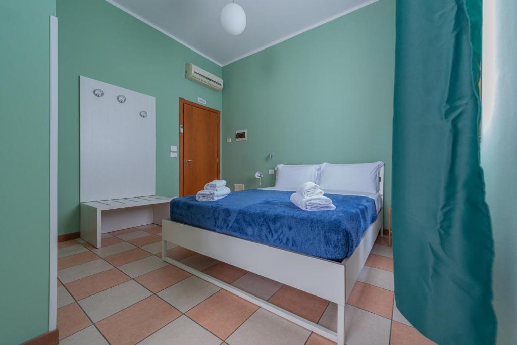 Postel nebo postele na pokoji v ubytování Marconi Lodge