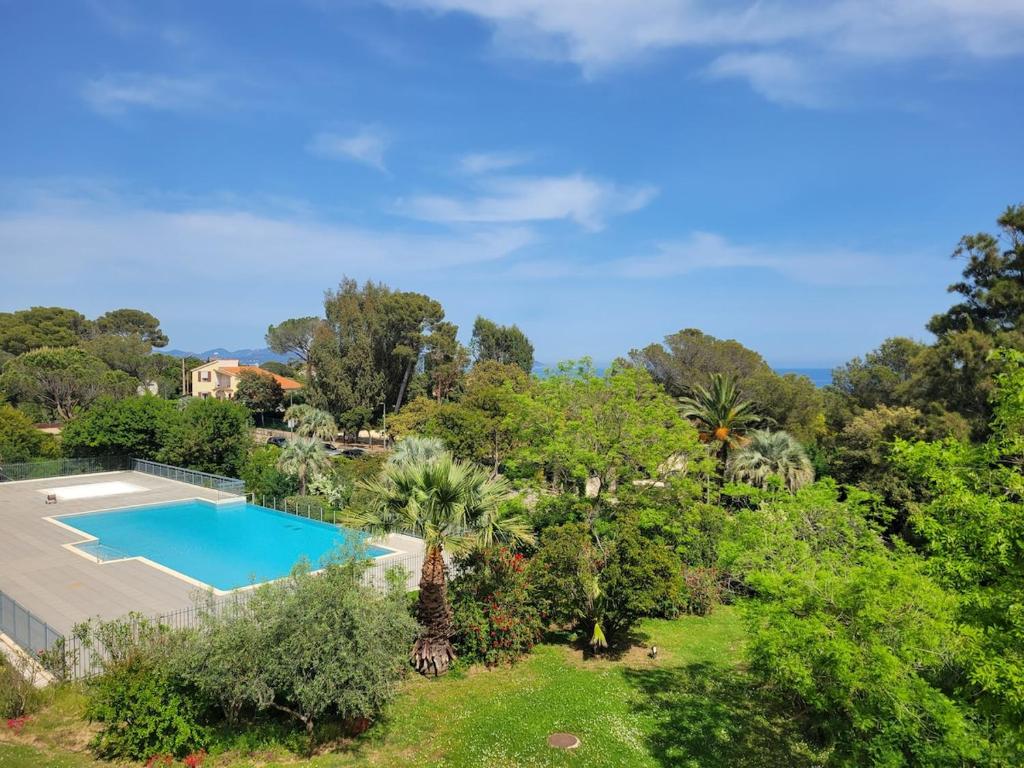 - une vue aérienne sur une villa avec une piscine et des arbres dans l'établissement Beach 5 mins walk,Wi-fi,AC,Pool,Parking,Elevator, à Fréjus