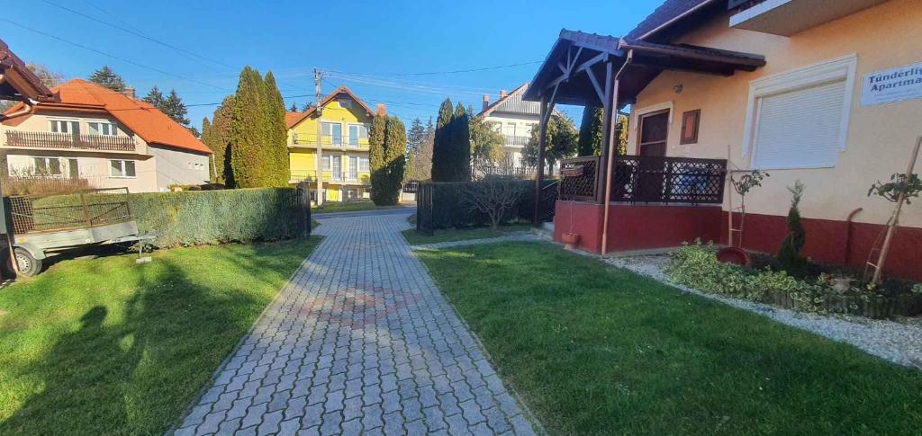dom z ceglanym chodnikiem w ogrodzie w obiekcie Apartments in Zalakaros 43608 w Zalakaros
