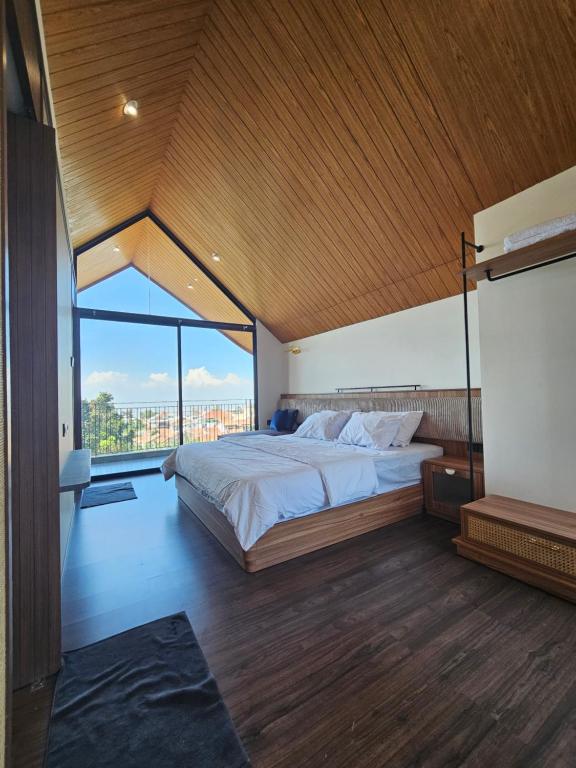 Postel nebo postele na pokoji v ubytování Villa Daun Trinity K22