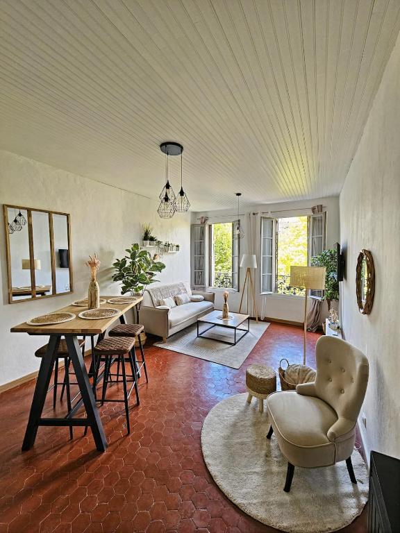 un salon avec une table et des chaises dans l'établissement Jean - 2 chambres dans le centre historique - WIFI -, à Avignon