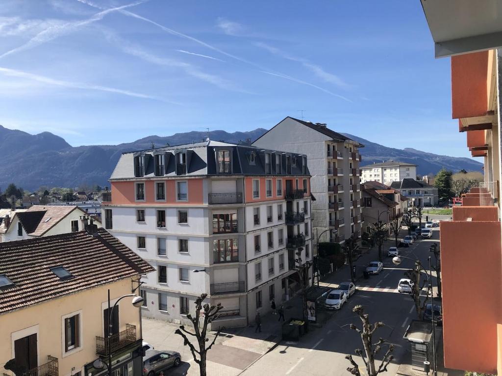 une vue d'une rue de la ville avec un bâtiment dans l'établissement Studio 38m2 le Grand Angle, centre-ville, parking et terrasse, à Aix-les-Bains