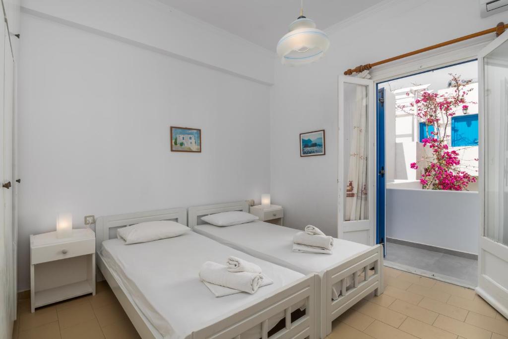 Postel nebo postele na pokoji v ubytování Apollon Rooms