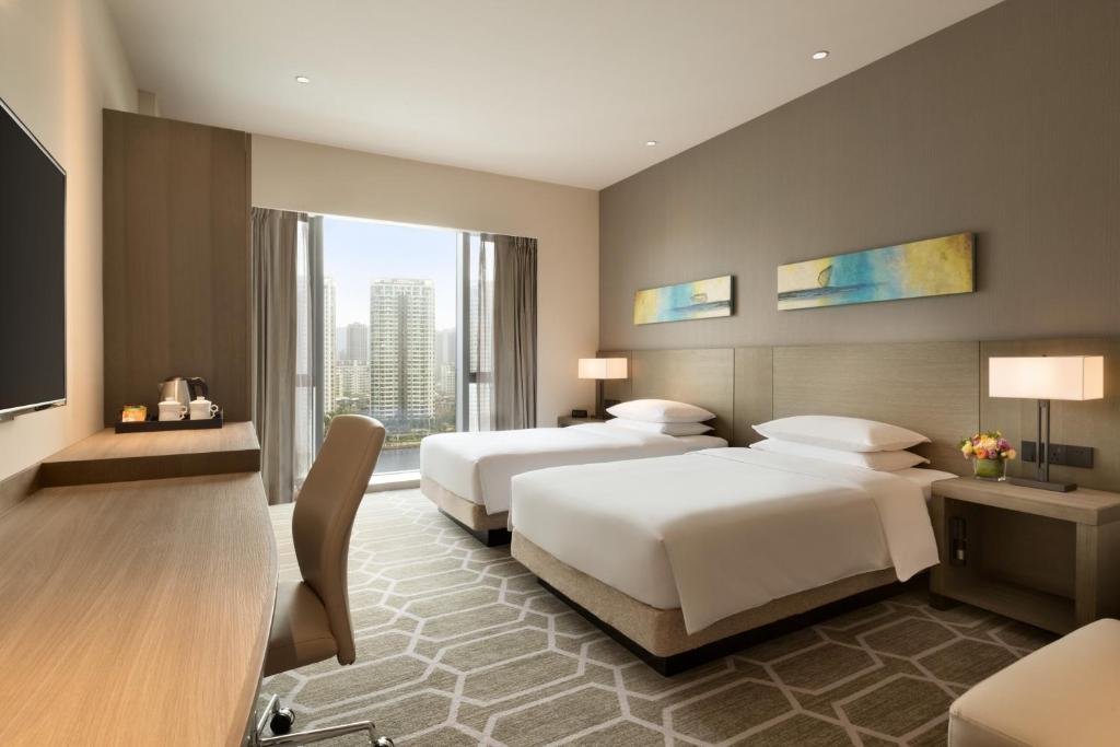 Postel nebo postele na pokoji v ubytování Hyatt Place Zhuhai Jinshi