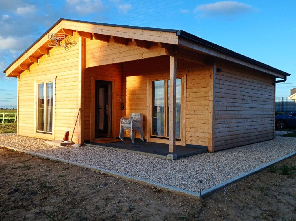 ein kleines Holzhaus mit einer großen Veranda in der Unterkunft Cabaña de madera Mar y Madera, playa de las catedrales in Barreiros
