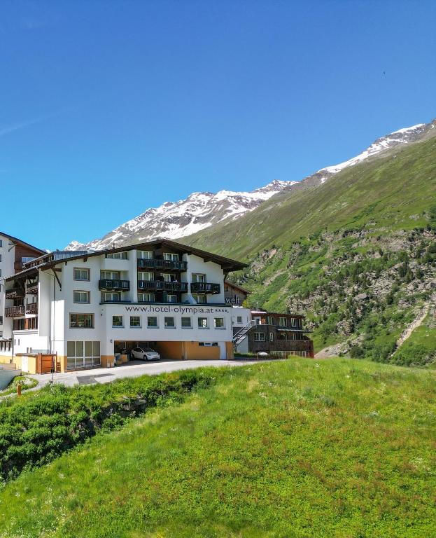 Nespecifikovaný výhled na hory nebo výhled na hory při pohledu z hotelu