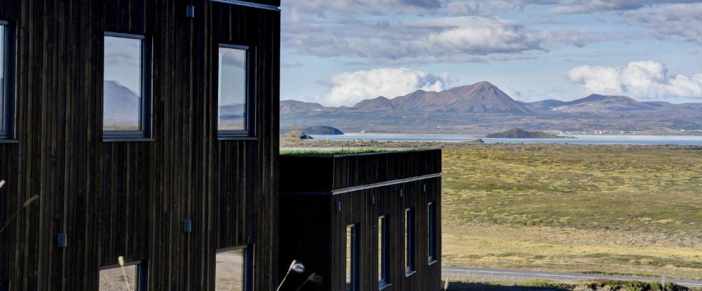 ein Gebäude mit Fenstern und Bergblick in der Unterkunft Hótel Laxá in Mývatn