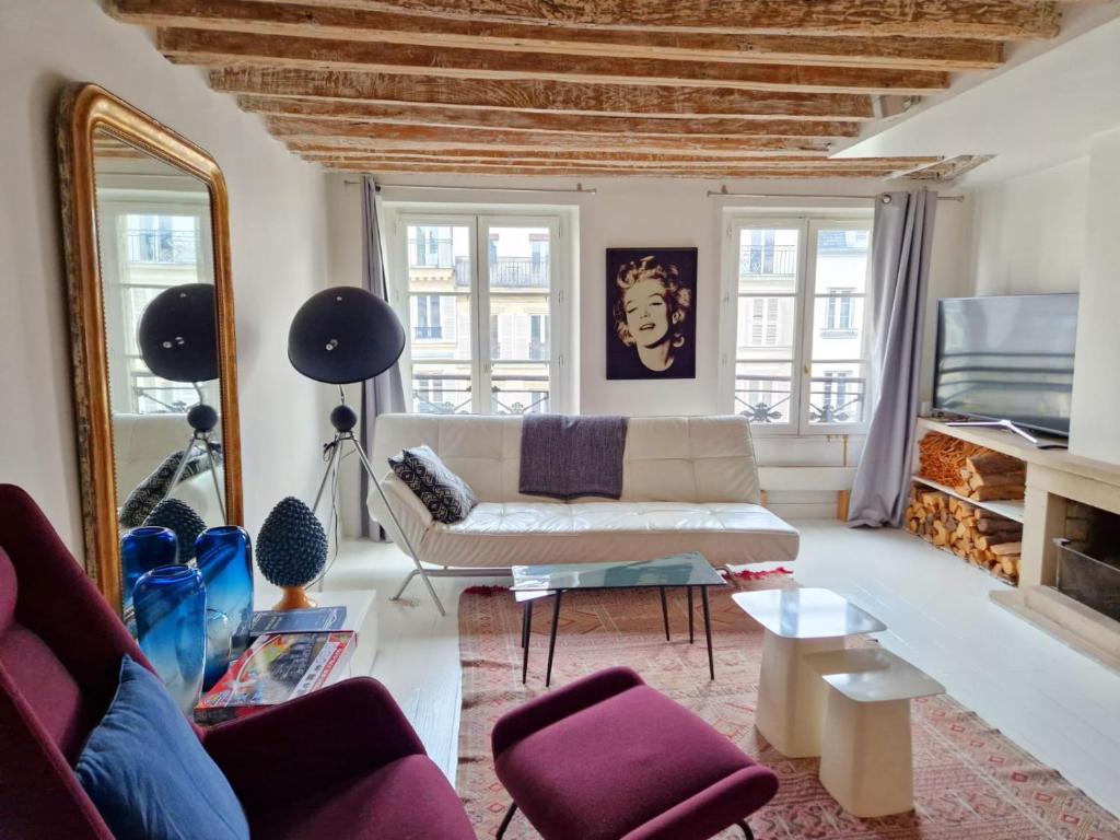 un salon avec un canapé et une table dans l'établissement Marais Design flat, à Paris