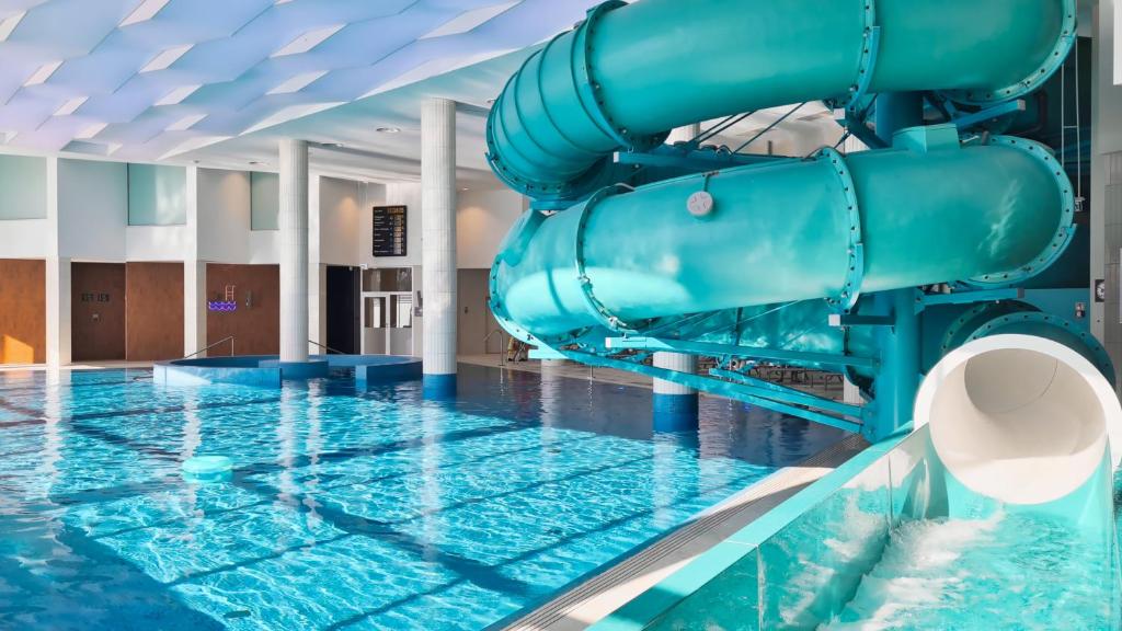 Bazén v ubytovaní Crystal Mountain Hotel Wisła alebo v jeho blízkosti