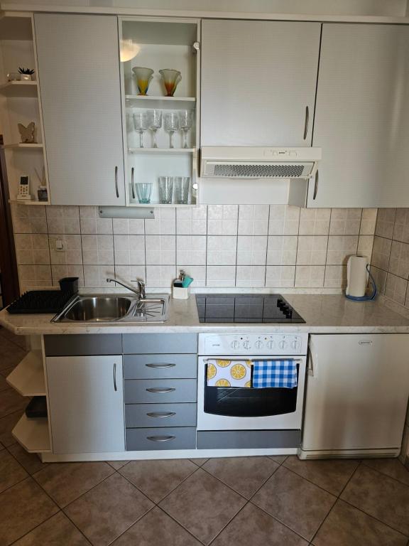 Dapur atau dapur kecil di Apartman Ivo, Bol
