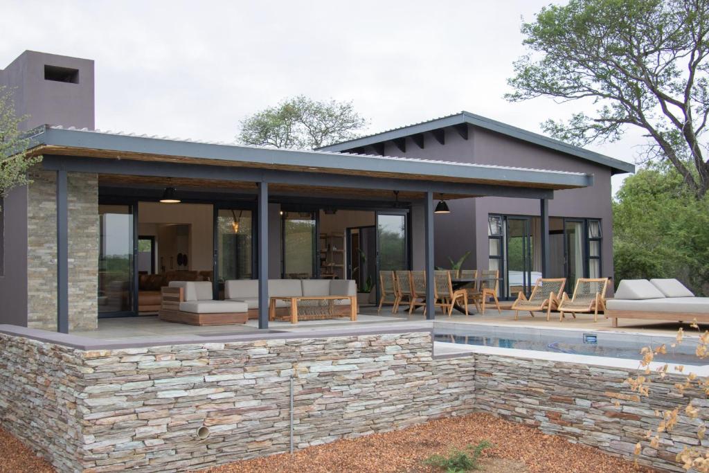 Casa con patio y piscina en Villa Tau, en Hoedspruit