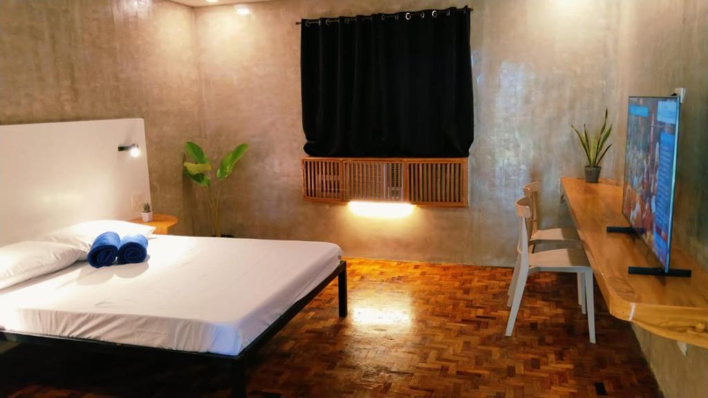 Rúm í herbergi á Reef Hostel