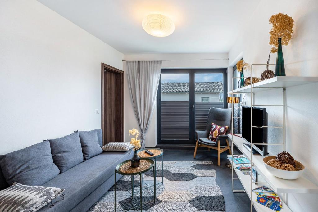 una sala de estar con un sofá y una mesa en Ferienhaus Sonnenwind Hainer See Eg, en Neukieritzsch