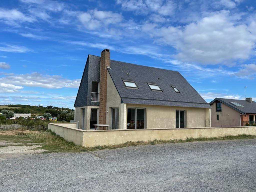 une maison avec un toit gris dans une rue dans l'établissement HolidayVilla50mFromBeach VillaDeVacancesPlage à50m, à Saint-Pair-sur-Mer