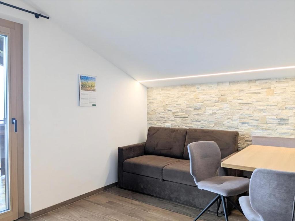 a living room with a couch and a table at Morgensonne in Maranza