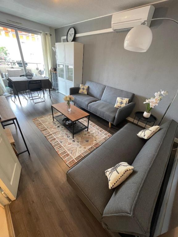 un salon avec un canapé et une table dans l'établissement T2 lumineux et tout équipé proche stade vélodrome, à Marseille