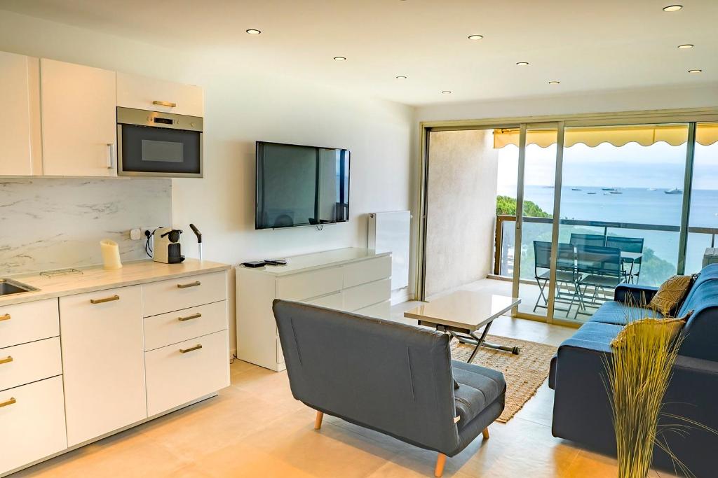 une cuisine et un salon avec vue sur l'océan dans l'établissement STUDIO Luxe CENTER BAY 4, à Antibes
