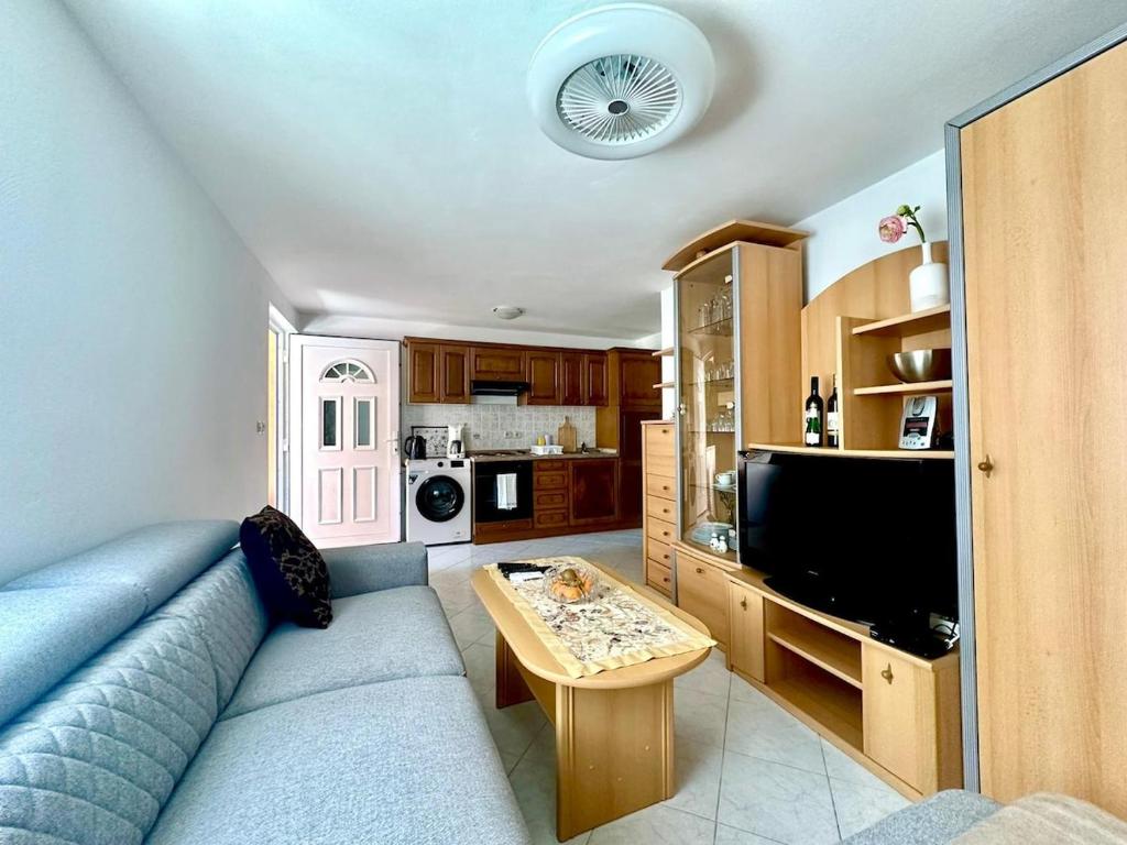 Kuchyň nebo kuchyňský kout v ubytování Small house apartment near the beach