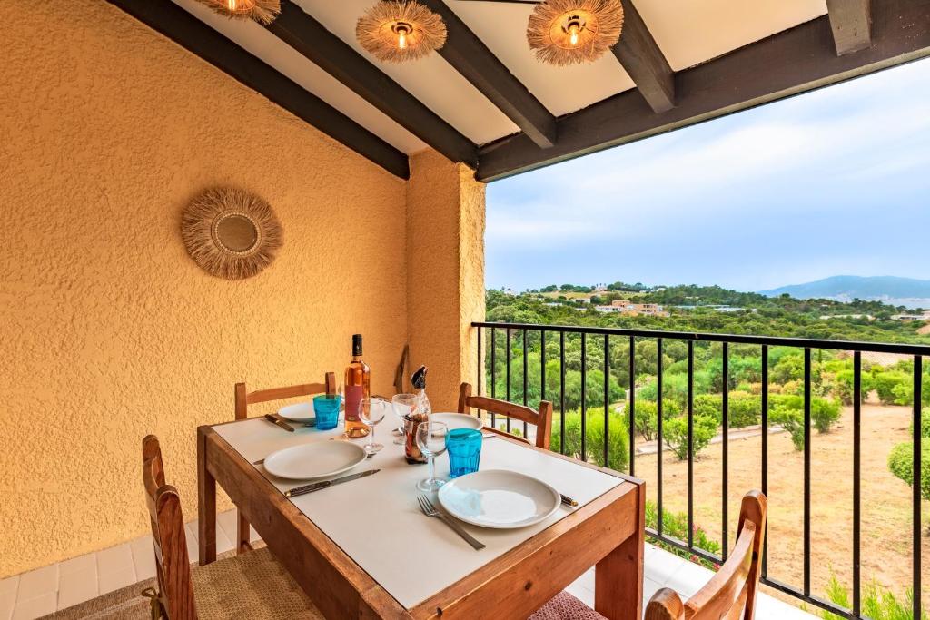 - une table à manger avec vue sur un vignoble dans l'établissement La Petite Felicità - Jolie Vue sur la Baie d'Ajaccio, à Grosseto-Prugna