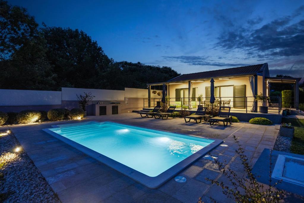 Villa Jolanda for 4 people near Rovinj with private pool, kids playground & large garden - only 850 m from beach