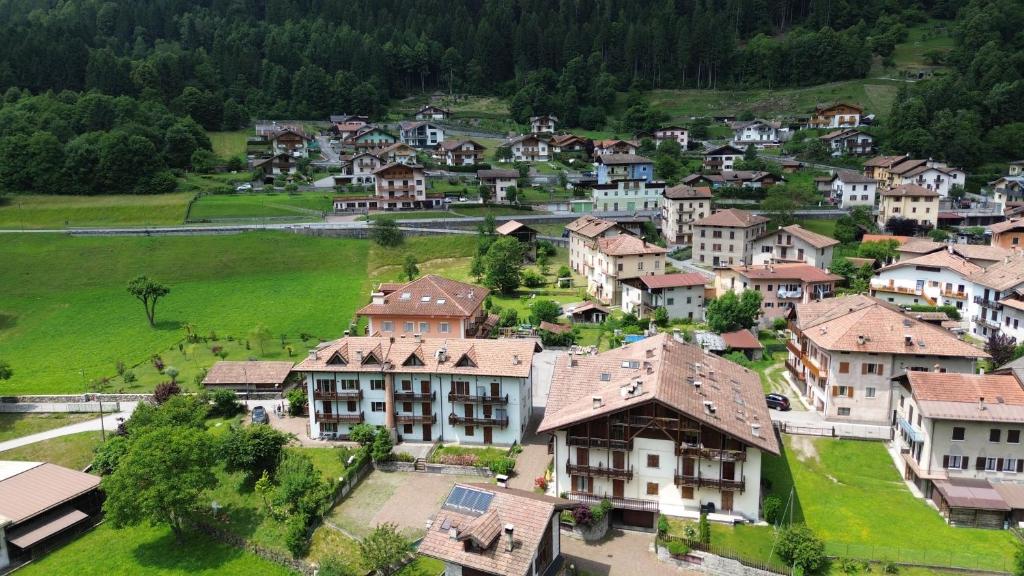 z góry widok na wioskę z domami i drzewami w obiekcie B&B Apartment La Gioconda w mieście Dare
