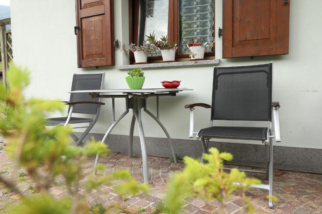 dwa krzesła i stół na patio w obiekcie B&B Apartment La Gioconda w mieście Dare