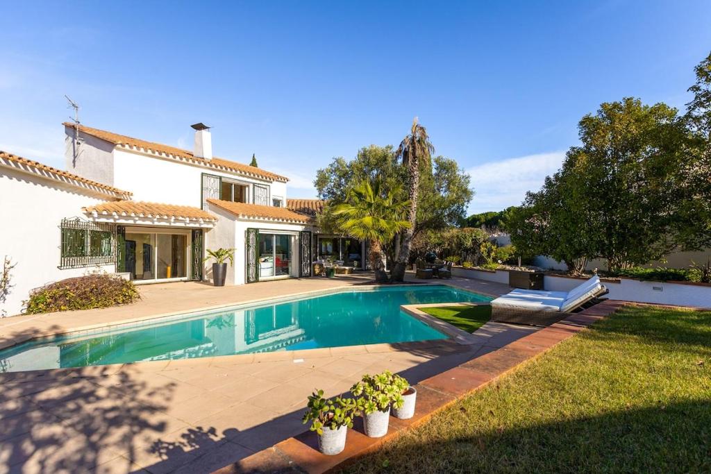 a swimming pool in the backyard of a house at Villa avec piscine in Cabestany