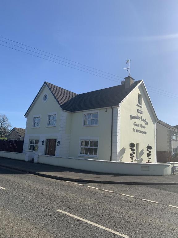 a white building on the side of a street at Brooke Lodge Guesthouse in Magherafelt