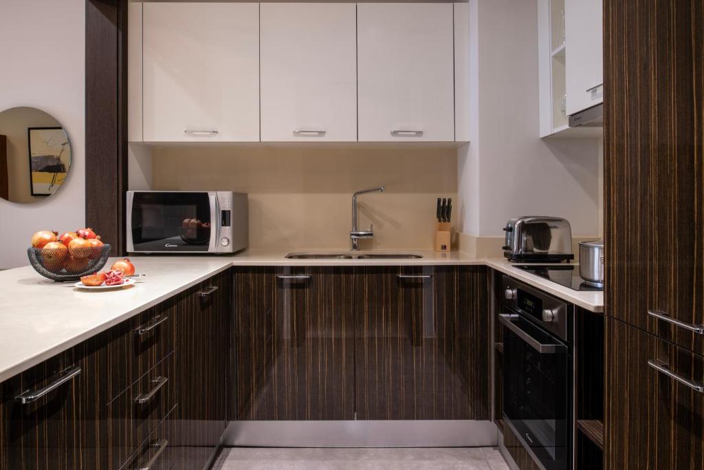 Kuchyň nebo kuchyňský kout v ubytování Marriott Executive Apartments Doha, Le Mirage City Walk